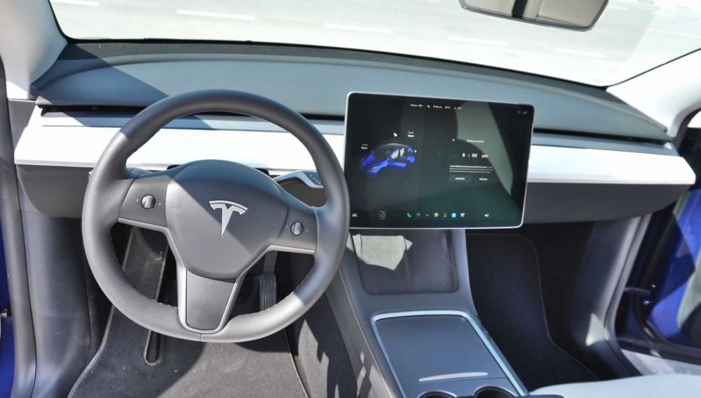 Azul Tesla Modelo Y de largo alcance 2022
