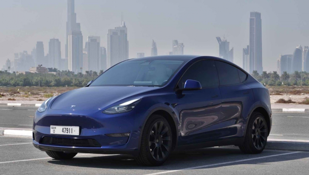 Blau Tesla Modell Y mit großer Reichweite 2022
