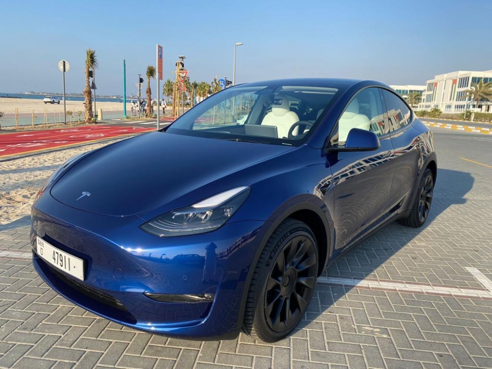 Blau Tesla Modell Y mit großer Reichweite 2022