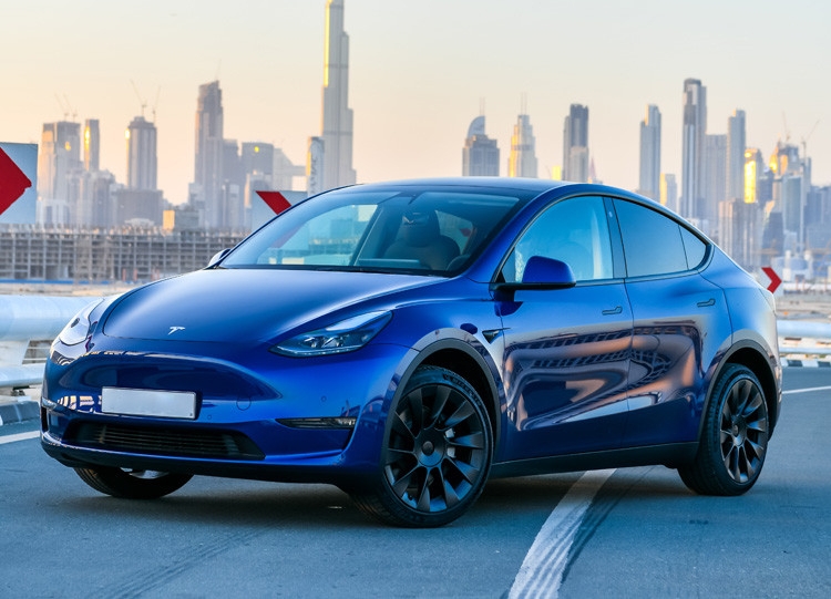 Голубой Tesla Модель Y дальнего действия 2022