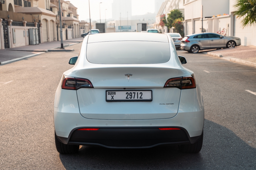 Beyaz Tesla Y Modeli Uzun Menzilli 2022