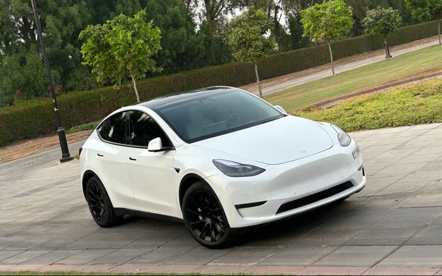 Weiß Tesla Modell Y mit großer Reichweite 2022