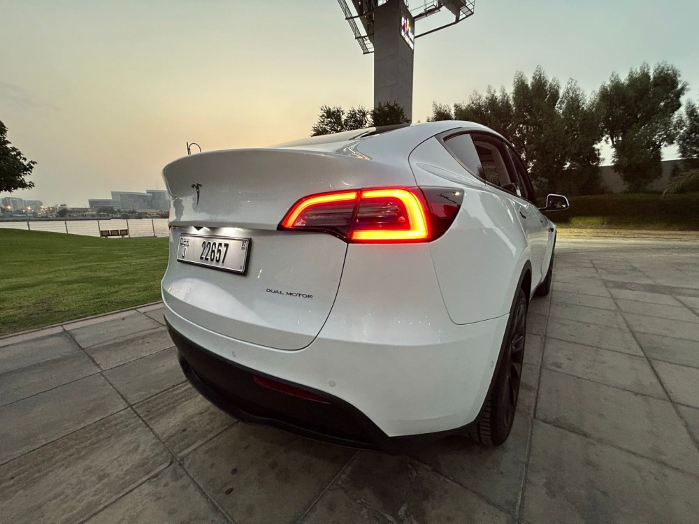 Beyaz Tesla Y Modeli Uzun Menzilli 2022