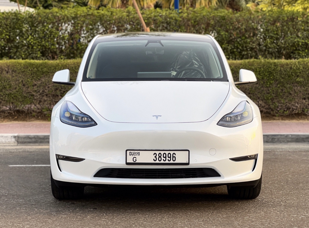 Weiß Tesla Modell Y mit großer Reichweite 2023