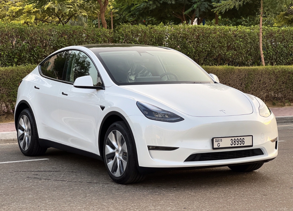 Beyaz Tesla Y Modeli Uzun Menzilli 2023
