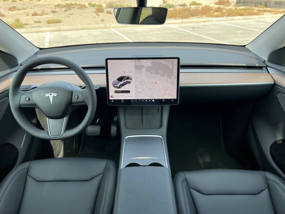 Grau Tesla Modell Y mit großer Reichweite 2023