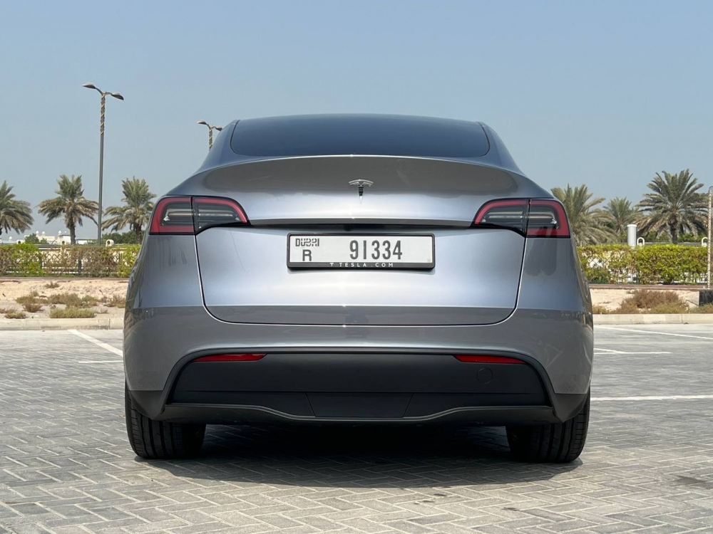 Grau Tesla Modell Y mit großer Reichweite 2023