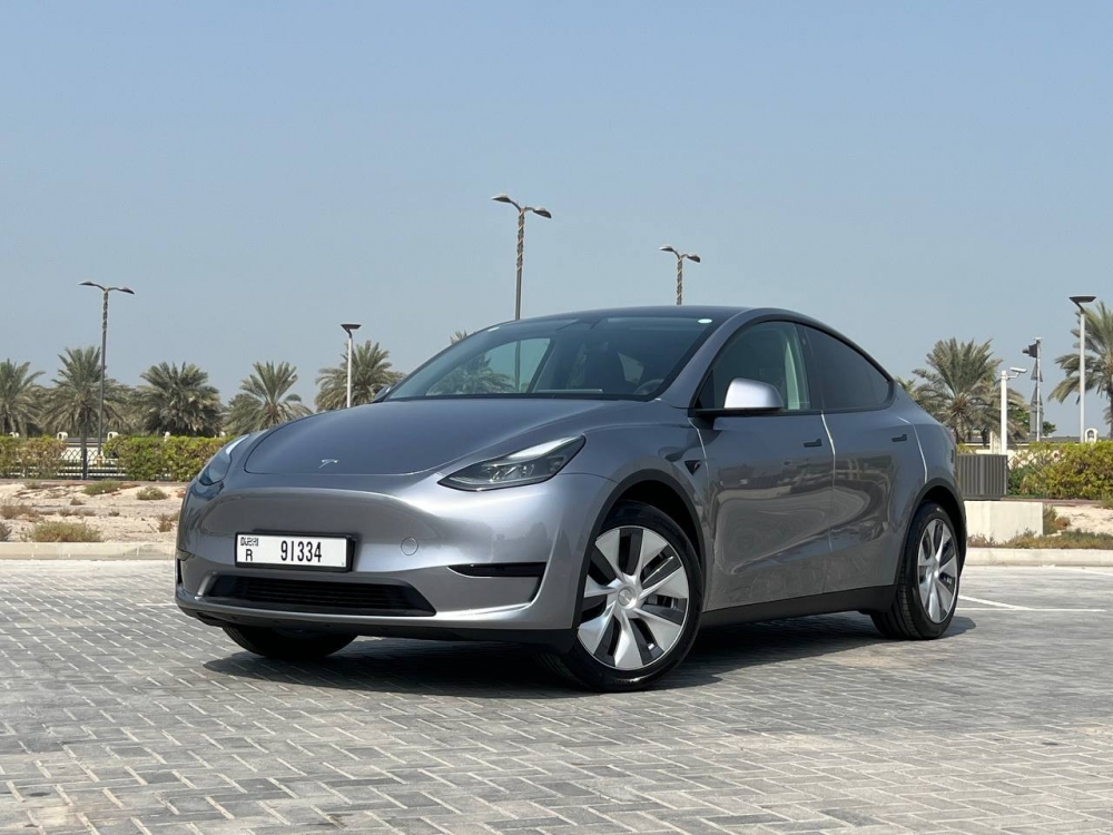 Location Tesla Modèle Y longue portée 2023 dans Dubai