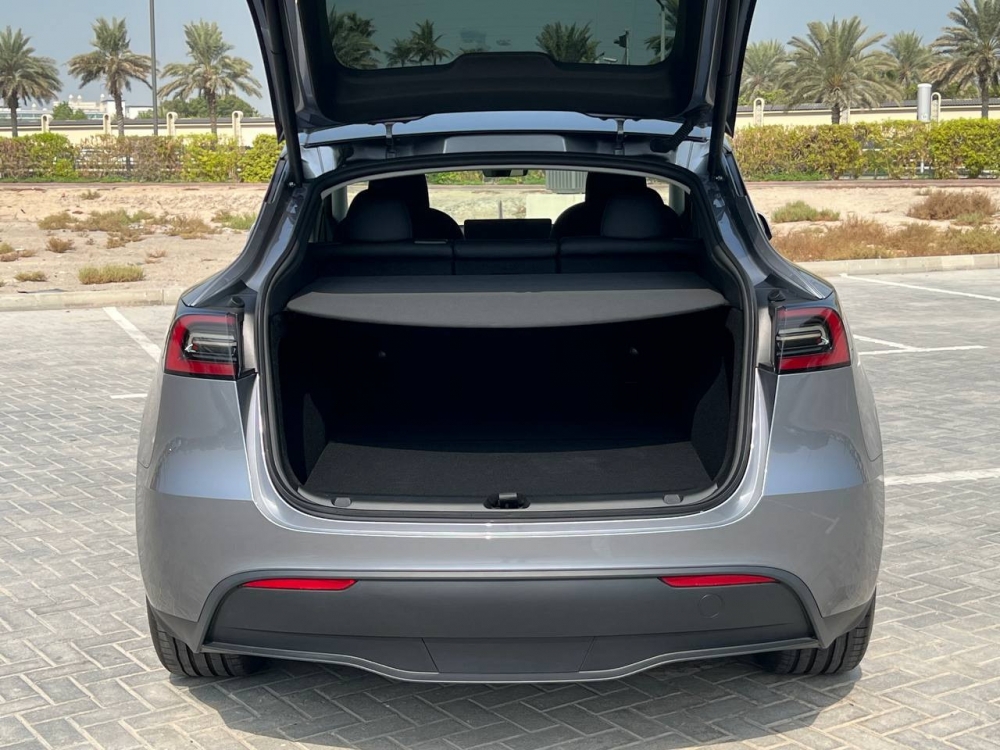 gris Tesla Modelo Y de largo alcance 2023