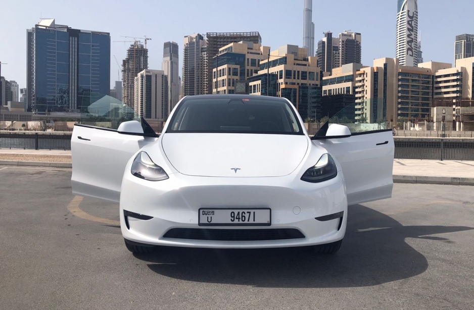 Weiß Tesla Modell Y mit großer Reichweite 2022