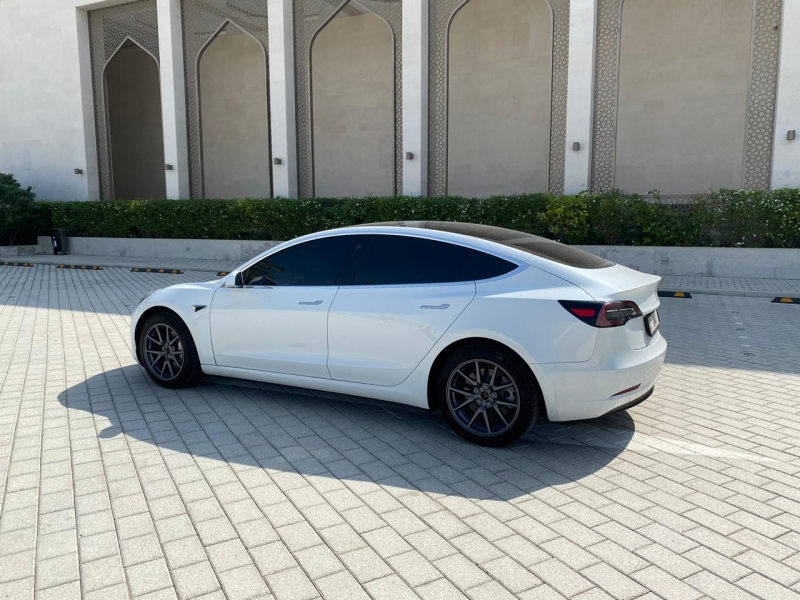 Gebroken wit Tesla Model 3 Lange afstand 2020