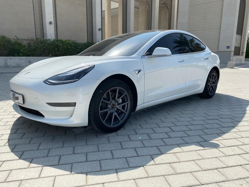 Blanquecino Tesla Modelo 3 de largo alcance 2020