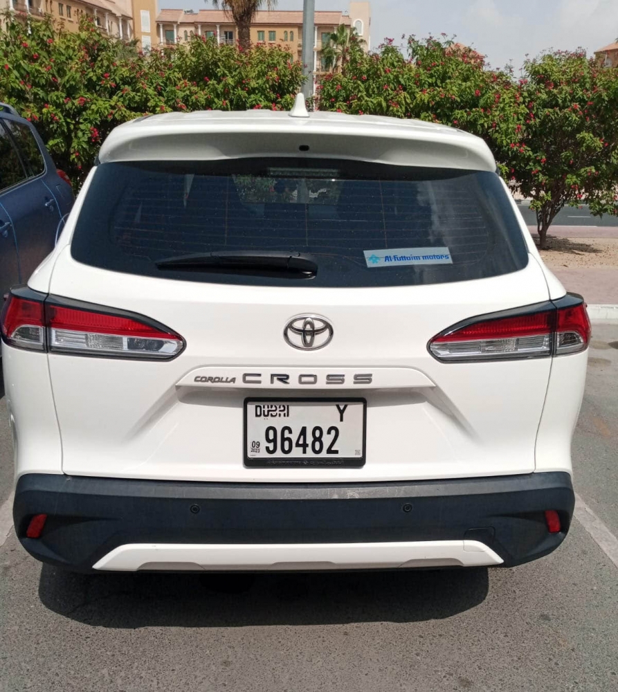 Beyaz kapalı Toyota Corolla Çapraz 2023