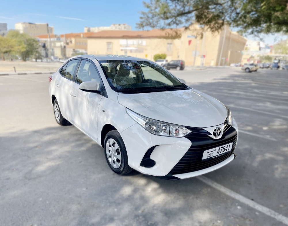 blanc Toyota Yaris Sedan 2022