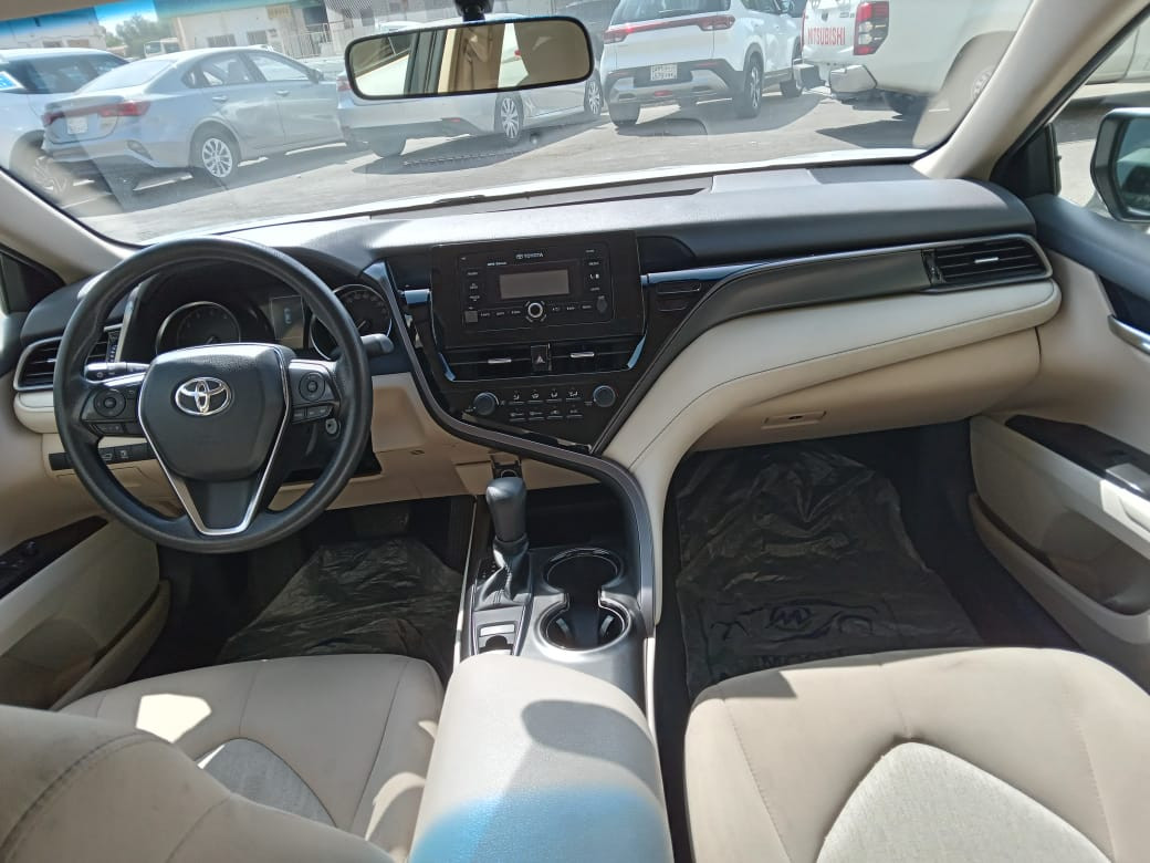 wit Toyota Camry 2021