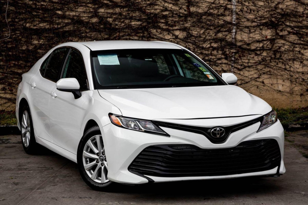 wit Toyota Camry 2021
