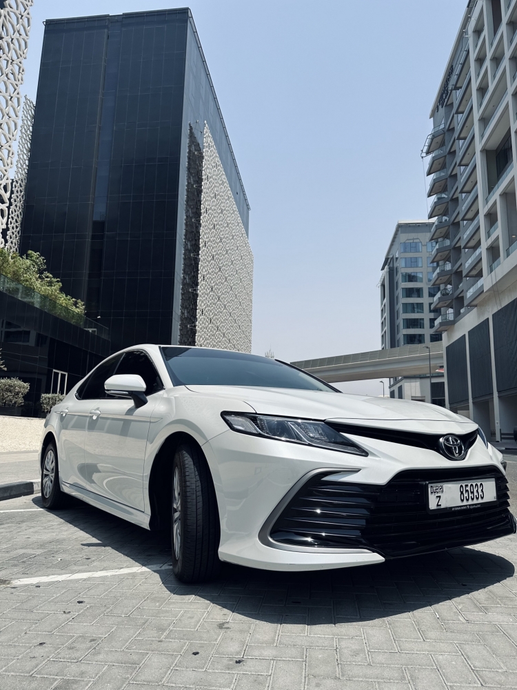 wit Toyota Camry 2023