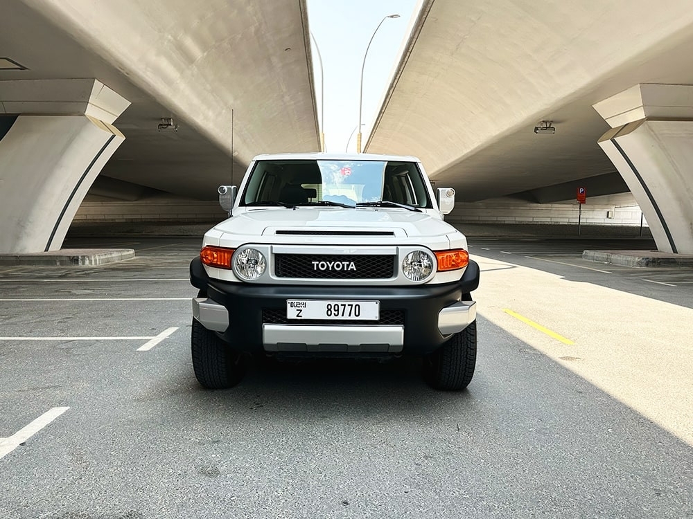 Weiß Toyota FJ Kreuzer 2023