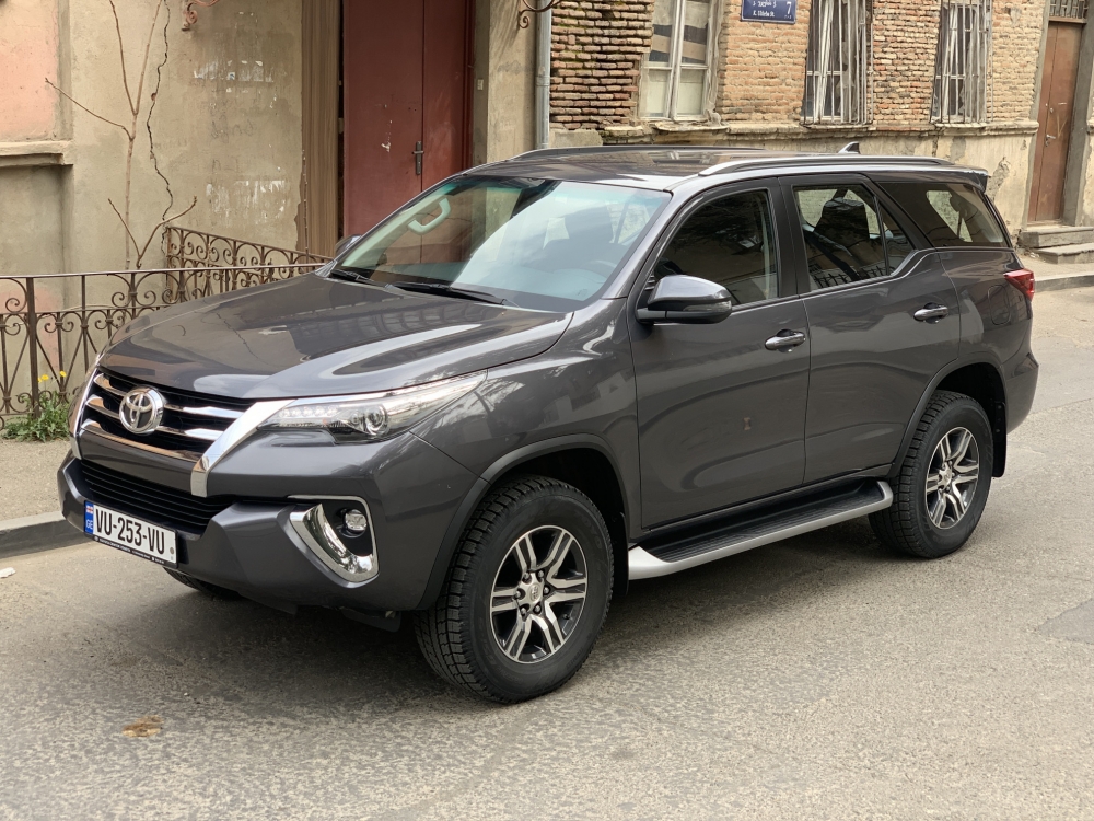 Metallisches Grau Toyota Fortuner 2019