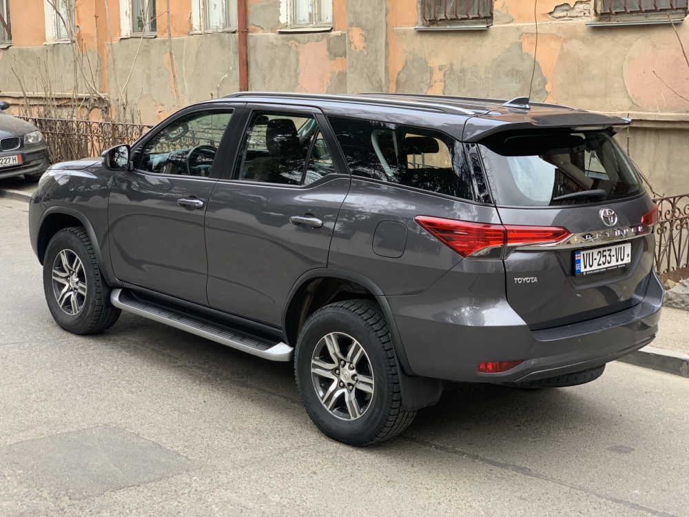 Gris metalizado Toyota Fortuner 2019