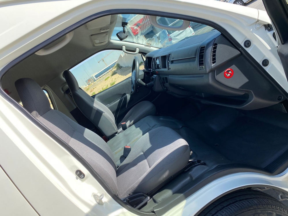 Weiß Toyota Hiace 13-Sitzer 2018