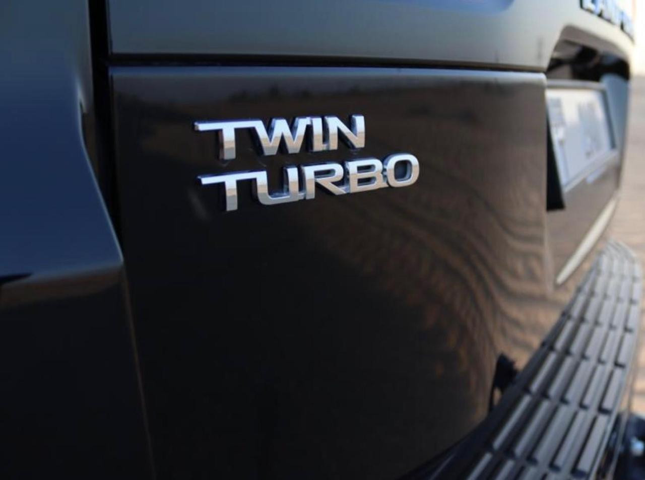 Negro Toyota Land Cruiser Twin Turbo 2023