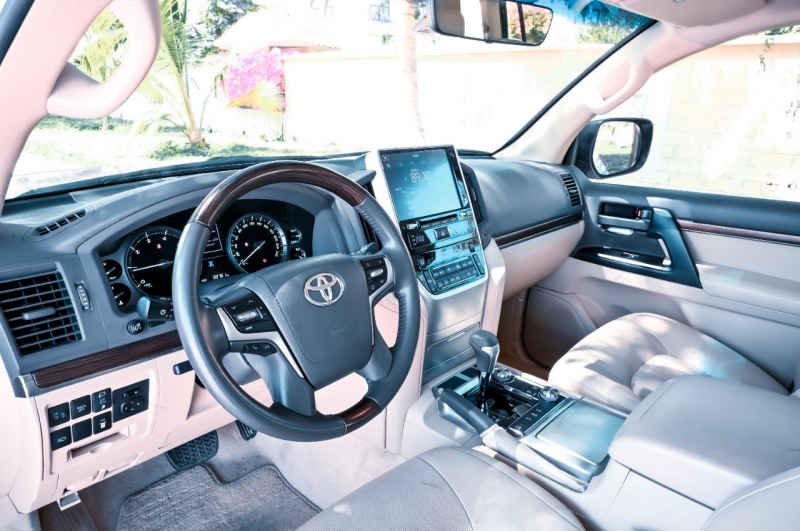 White Toyota Land Cruiser 2019