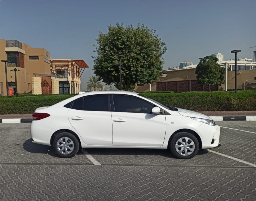 Weiß Toyota Yaris Limousine 2022