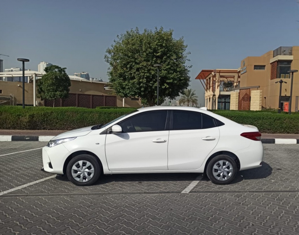 Белый Toyota Yaris Sedan 2022