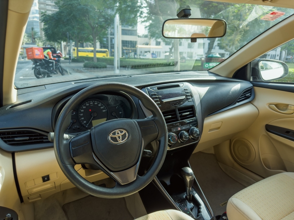 Weiß Toyota Yaris Limousine 2022