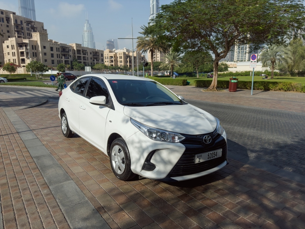 Beyaz Toyota Yaris Sedan 2022
