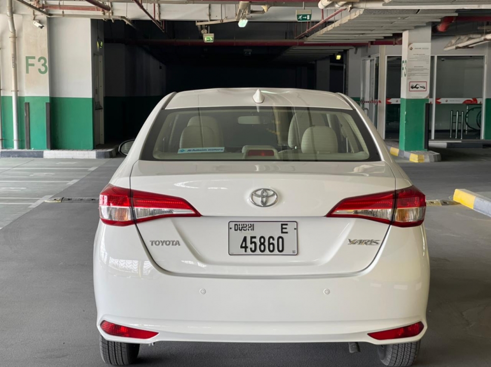 Beyaz kapalı Toyota Yaris Sedan 2022