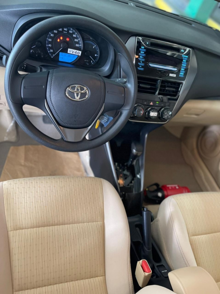 Blanquecino Toyota Yaris Sedan 2022