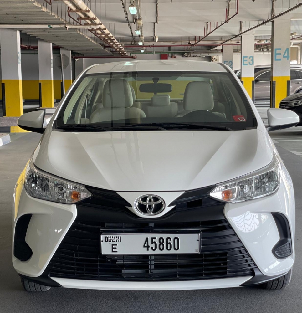 Beyaz kapalı Toyota Yaris Sedan 2022