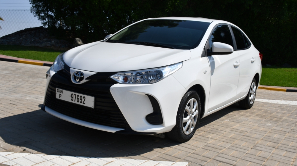 blanc Toyota Yaris Sedan 2022