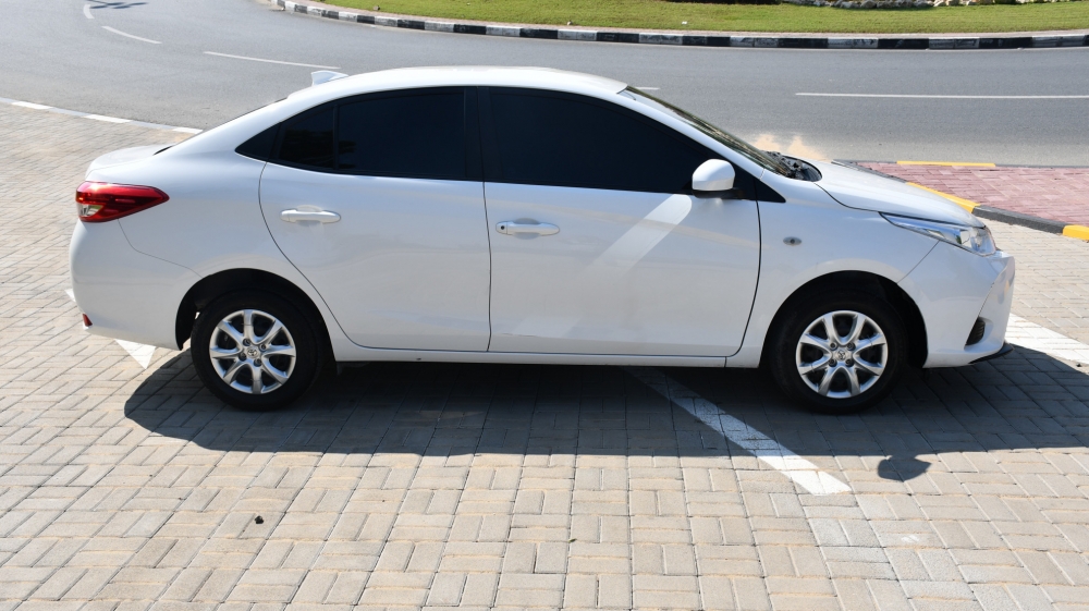 Blanco Toyota Yaris Sedan 2022