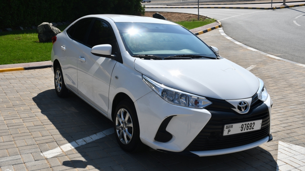 wit Toyota Yaris Sedan 2022