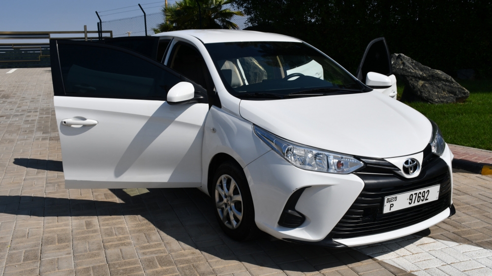 wit Toyota Yaris Sedan 2022
