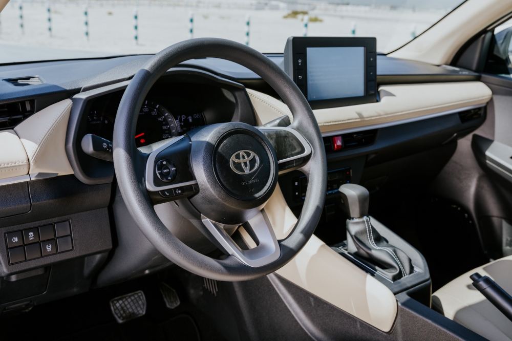 wit Toyota Yaris 2023