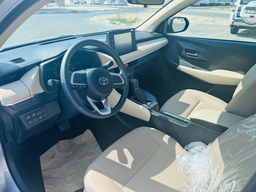 Silber Toyota Yaris Limousine 2023
