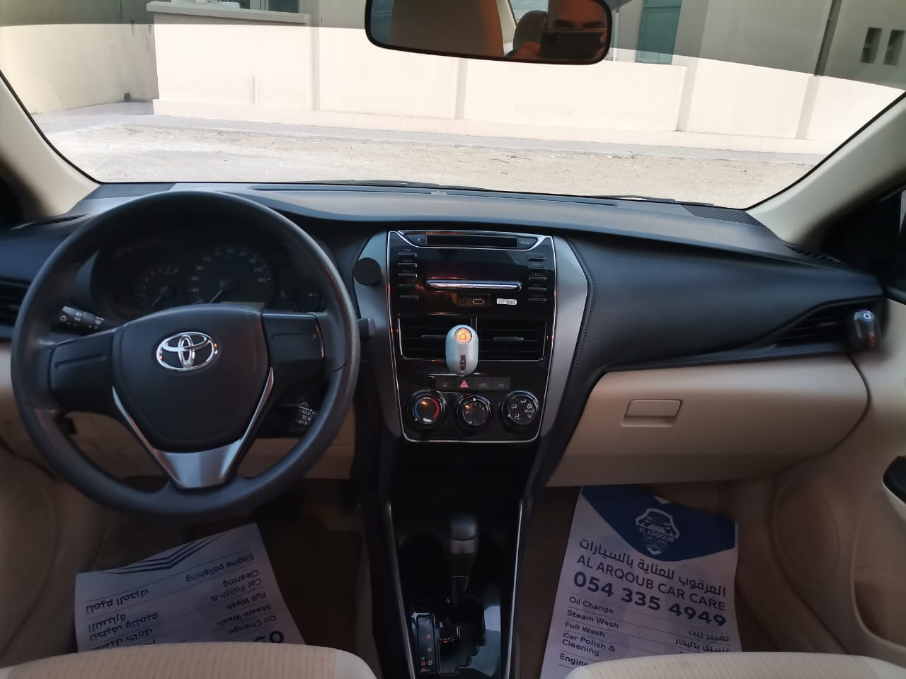 White Toyota Yaris 2021