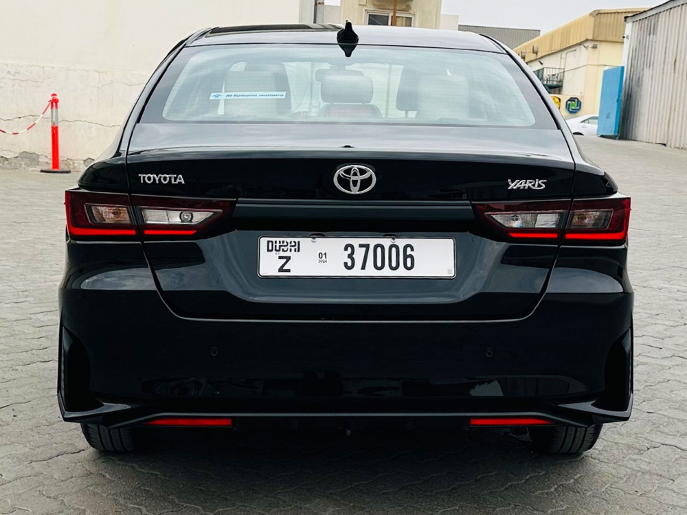 Gri Toyota Yaris 2023