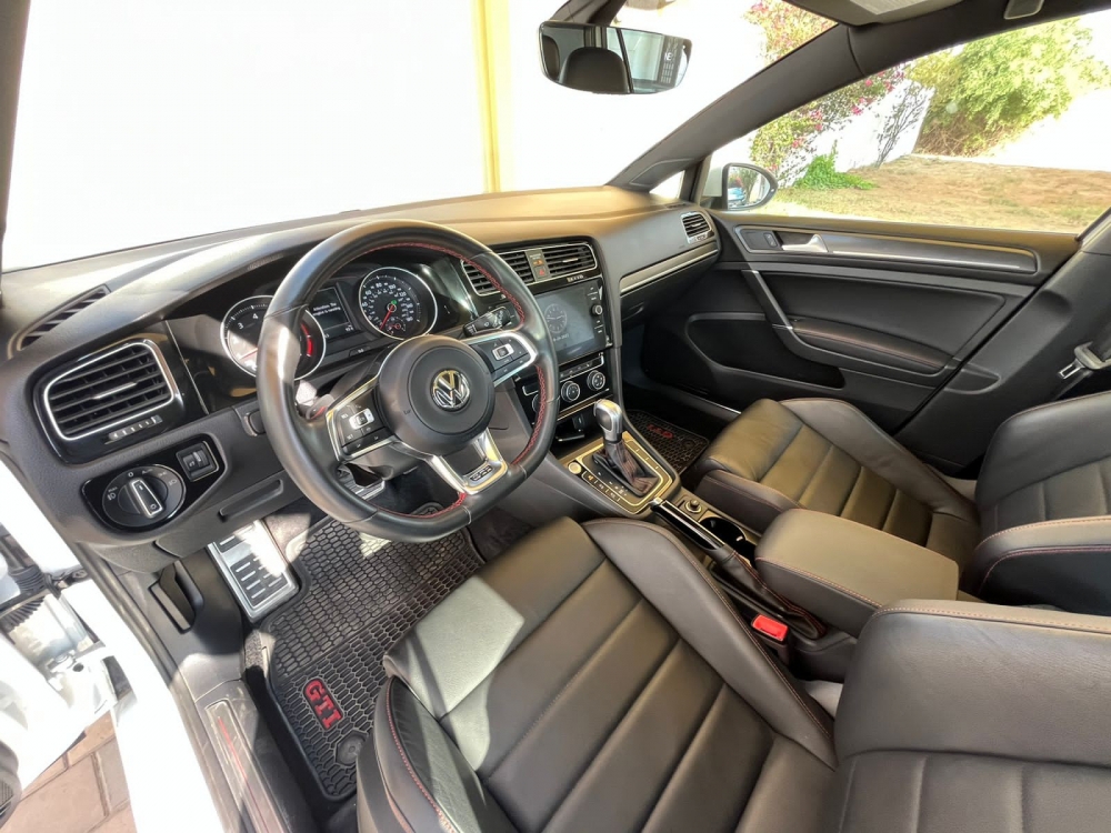 Bianca Volkswagen Golf GTI 2020