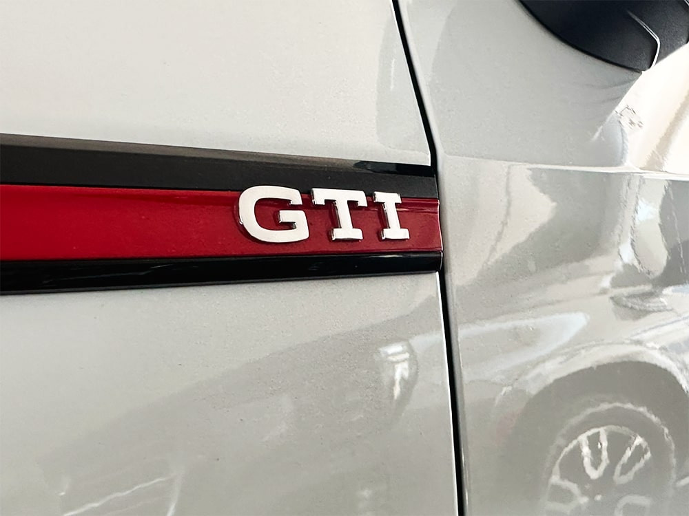 Beyaz Volkswagen Golf GTI 2023