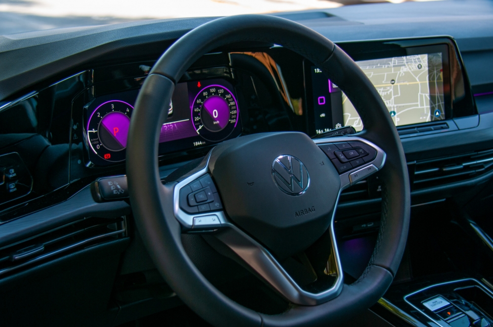 Gri Volkswagen Golf GTI 2023