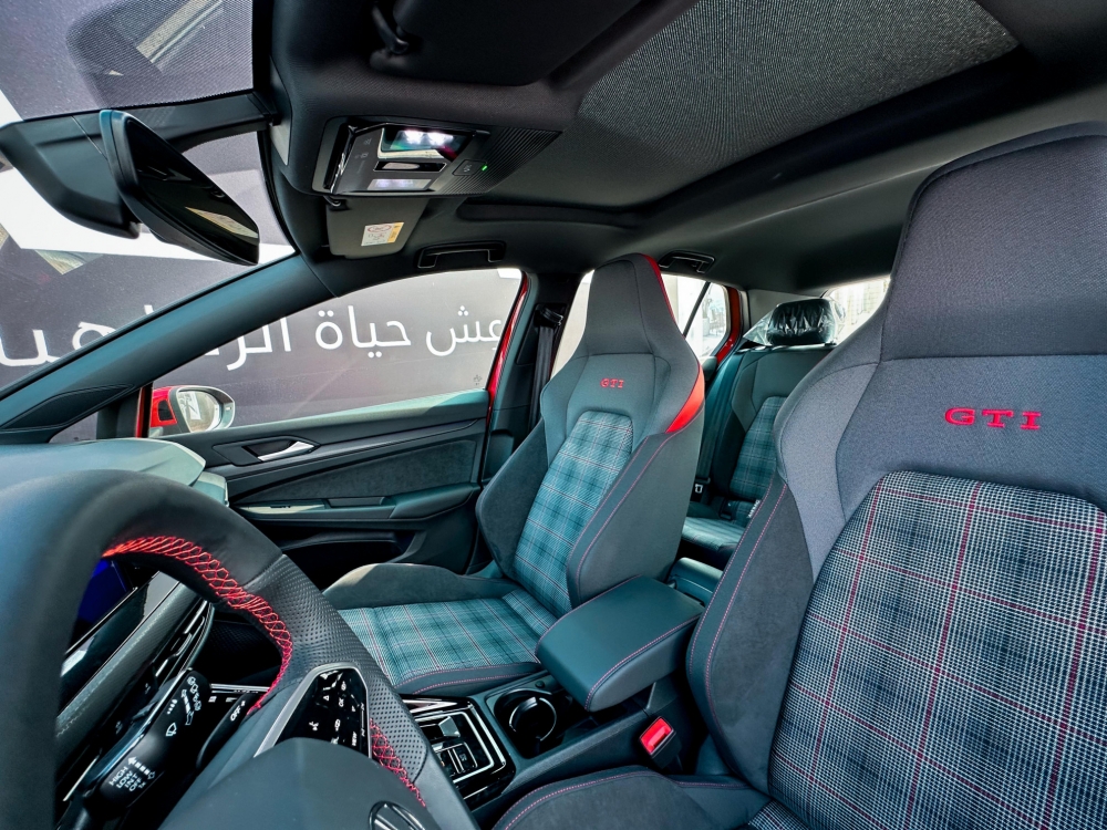 Rosso Volkswagen Golf GTI 2024