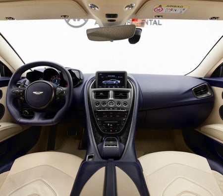 Kira Aston Martin DBS 2020 içinde Dubai