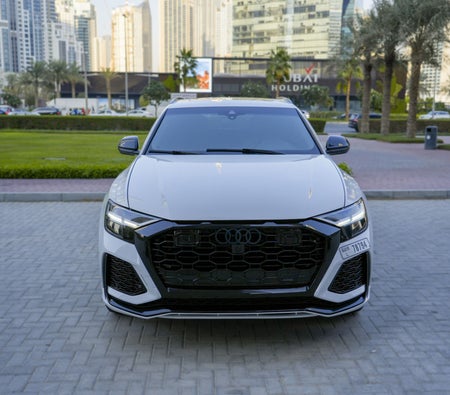 Location Audi Q8 2020 dans Dubai