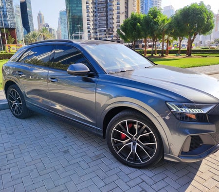 Location Audi Q8 2021 dans Dubai