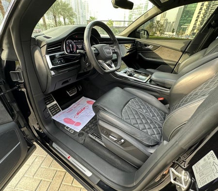 Location Audi Q8 2021 dans Dubai